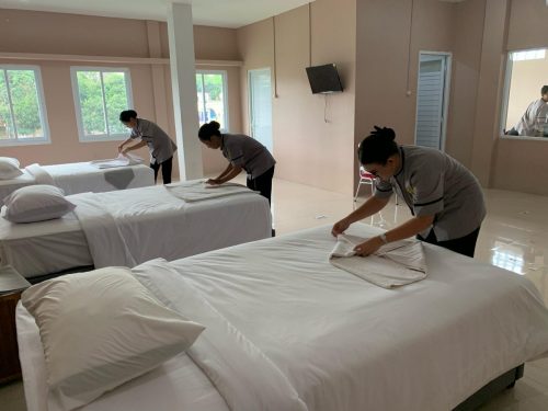 Praktik Merapikan Tempat Tidur