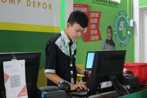Siswa Menjalankan Tugas Kasir di Swalayan SMK Multicomp