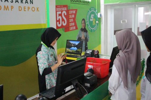 Siswa Menjalankan Tugas Kasir di Swalayan SMK Multicomp