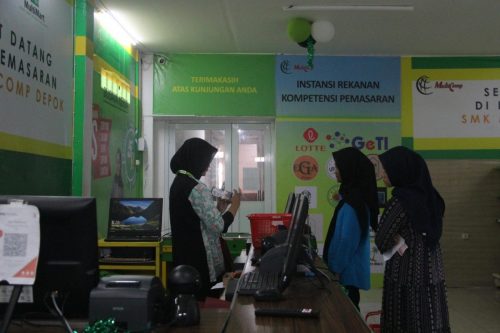 Praktik Transaksi Kasir oleh Siswa SMK Multicomp