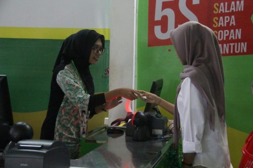 Pelayanan Pelanggan oleh Siswi SMK Multicomp