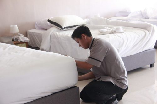 Praktik Merapikan Tempat Tidur