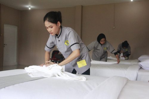 Latihan Housekeeping Siswa SMK Multicomp