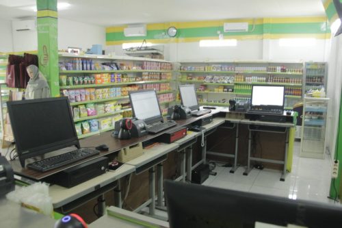 Tampilan Area Kasir dan Rak Produk di Swalayan SMK Multicomp